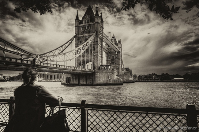 Towerbridge mit Passant